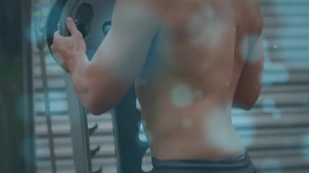 Spor Salonunda Egzersiz Yapan Güçlü Bir Adamın Üzerinde Parlayan Noktaların — Stok video