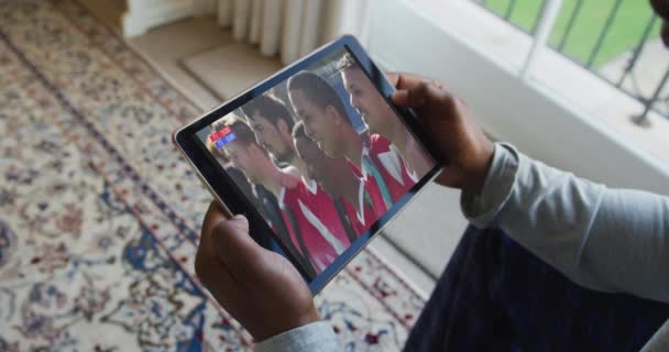 Zusammensetzung Des Menschen Der Hause Sitzt Und Sportveranstaltungen Auf Dem — Stockvideo