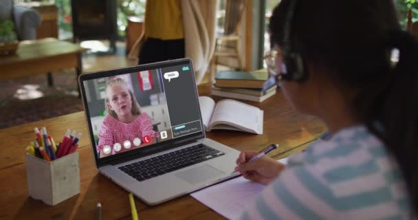 Školačka Používající Notebook Pro Online Lekci Doma Dívčí Mluvení Web — Stock video