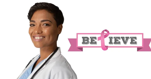 白い上に信じテキストと笑顔の女性医師の構成 乳がん認知キャンペーンのコンセプトデジタル生成画像 — ストック写真