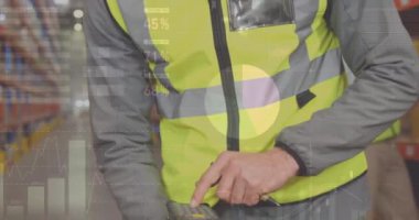 Depoda tarama cihazı kullanan beyaz erkek işçilere karşı istatistiksel veri işleme. lojistik ve ulaşım sektörü kavramı