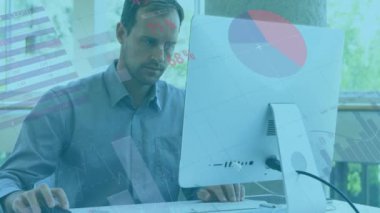 Ofiste çalışan iş adamının finansal veri işleme animasyonu. küresel iş, bağlantılar, dijital arayüz ve teknoloji konsepti dijital olarak oluşturulmuş video.