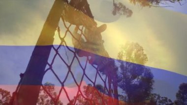 Kolombiya bayrağının internete tırmanan askerler üzerinde dalgalanması. Vatanseverlik ve silahlı kuvvetler kavramı dijital olarak oluşturulmuş video.