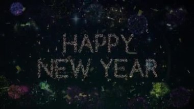Parlak metnin animasyonu mutlu yıllar, havai fişeklerin patlaması üzerine, siyah üzerine. kutlama, parti ve olay konsepti dijital olarak oluşturulmuş video.