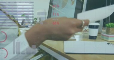 Ofisteki iş adamları üzerinde finansal veri işleme animasyonu. küresel iş, veri işleme ve dijital arayüz covid 19 salgın konsepti dijital olarak oluşturulan video konsepti sırasında.