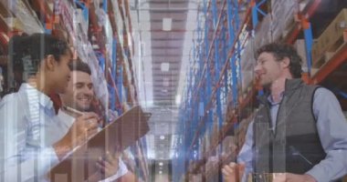 Depoda birbirlerine beşlik çakan erkek ve kadın yöneticilerle ilgili istatistiksel veri işleme. lojistik ve ulaşım sektörü kavramı