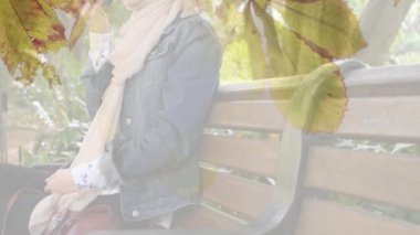 Yaprakların üzerinde akıllı telefon kullanan Asyalı kadın animasyonu. Dijital ortamda üretilen bir video..