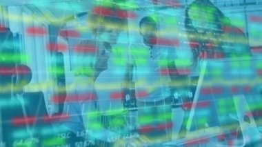 Ofiste çalışan iş adamları üzerinde finansal veri işleme animasyonu. küresel iş, bağlantılar, dijital arayüz ve teknoloji konsepti dijital olarak oluşturulmuş video.