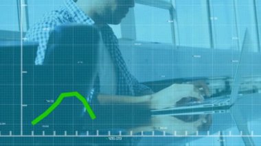 Ofiste çalışan iş adamının finansal veri işleme animasyonu. küresel iş, bağlantılar, dijital arayüz ve teknoloji konsepti dijital olarak oluşturulmuş video.