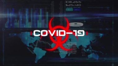 Veri işleme ve dünya haritası üzerinden covid 19 uyarı metninin animasyonu. küresel covid 19 salgın konsepti dijital olarak oluşturulmuş video.