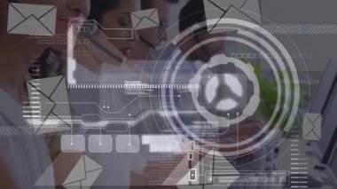 Ofiste çalışan iş adamları üzerinde finansal veri işleme animasyonu. küresel iş, bağlantılar, dijital arayüz ve teknoloji konsepti dijital olarak oluşturulmuş video.