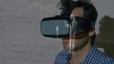 Ofiste çalışan iş adamının veri işleme animasyonu. küresel iş, bağlantılar, dijital arayüz ve teknoloji konsepti dijital olarak oluşturulmuş video.