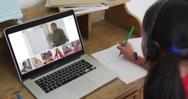 Evde online ders için dizüstü bilgisayar kullanan liseli kız, ekranda çeşitli öğretmenler ve sınıflar var. iletişim teknolojisi ve çevrimiçi ilköğretim konsepti, dijital kompozit video.