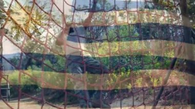 Asker tırmanma ağının üzerinde dalgalanan uruguay bayrağının animasyonu. Vatanseverlik ve silahlı kuvvetler kavramı dijital olarak oluşturulmuş video.