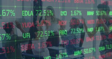 Ofiste çalışan iş adamları üzerinde finansal veri işleme animasyonu. küresel iş, bağlantılar, dijital arayüz ve teknoloji konsepti dijital olarak oluşturulmuş video.