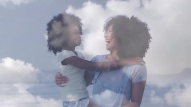 Gülen melez anne ve kızının bulutların üzerinde kucaklaşmasının animasyonu. Birlikte boş zaman geçirmek, mutlu tatiller ve boş zaman, dijital olarak oluşturulmuş video.