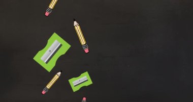 Okul eşyalarının üzerinden okula dönüş metninin animasyonu. eğitim, geliştirme ve öğrenme konsepti dijital olarak oluşturulmuş video.