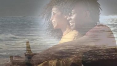 Denizin ötesindeki kumsalda mutlu bir Afrikalı Amerikalı çiftin animasyonu. Doğa, mutlu tatiller ve yaz, dijital olarak üretilen video.