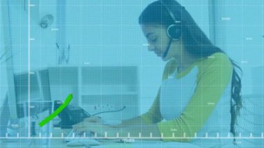 Ofiste çalışan iş kadınının finansal veri işleme animasyonu. küresel iş, bağlantılar, dijital arayüz ve teknoloji konsepti dijital olarak oluşturulmuş video.