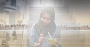 Kentin üzerinde salata yiyen Asyalı kadın animasyonu. Dijital ortamda üretilen bir video..