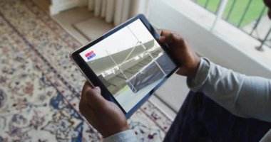 Evde oturup tabletteki yüksek atlama müsabakalarını izleyen bir adam. spor, rekabet, eğlence ve teknoloji konsepti dijital olarak oluşturulmuş video.
