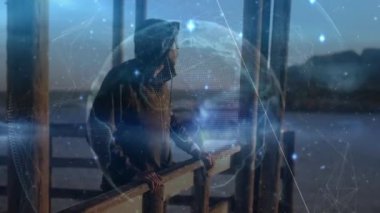 Denizin kıyısında egzersiz yaparken mola veren bir adam için dünya çapındaki bağlantı ağlarının animasyonu. Spor, spor ve bağlantılar dijital olarak oluşturulmuş video konsepti.