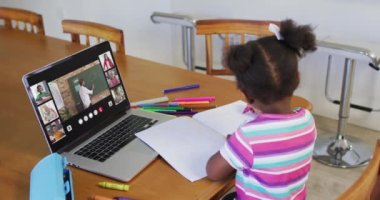 Evde online ders için dizüstü bilgisayar kullanan liseli kız, ekranda çeşitli öğretmenler ve sınıflar var. iletişim teknolojisi ve çevrimiçi ilköğretim konsepti, dijital kompozit video.