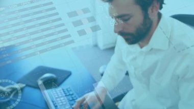 Ofiste çalışan iş adamının finansal veri işleme animasyonu. küresel iş, bağlantılar, dijital arayüz ve teknoloji konsepti dijital olarak oluşturulmuş video.