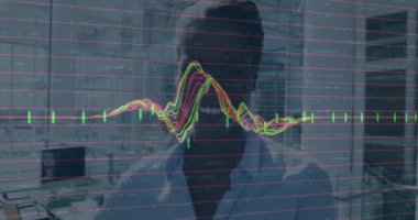 Ofiste çalışan iş kadınının finansal veri işleme animasyonu. küresel iş, bağlantılar, dijital arayüz ve teknoloji konsepti dijital olarak oluşturulmuş video.