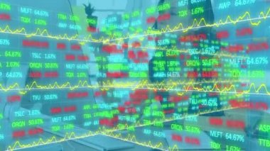 Ofiste çalışan iş kadınının finansal veri işleme animasyonu. küresel iş, bağlantılar, dijital arayüz ve teknoloji konsepti dijital olarak oluşturulmuş video.