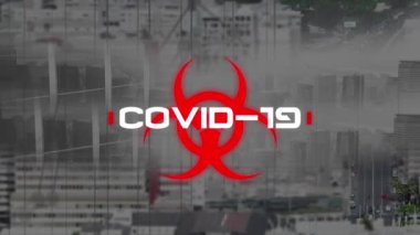 Şehir manzarasında covid 19 uyarı metninin animasyonu. küresel covid 19 salgın konsepti dijital olarak oluşturulmuş video.