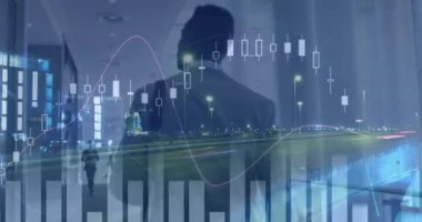 Ofiste çalışan iş adamının finansal veri işleme animasyonu. küresel iş, bağlantılar, dijital arayüz ve teknoloji konsepti dijital olarak oluşturulmuş video.