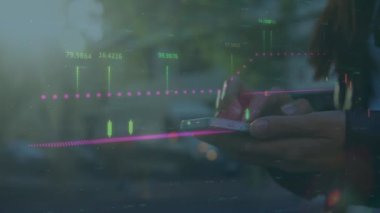 Sokakta akıllı telefon kullanan kişinin orta kesimine karşı mali piyasa veri işlemesi. küresel finans ve ağ kurma kavramı