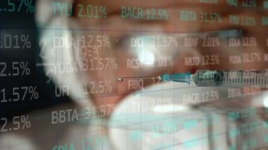 Aşıyla şırınga tutan bilim adamının veri işleme animasyonu. Dijital olarak üretilen covid 19 pandemik konsept sırasında bilim ve araştırma.