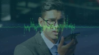 Akıllı telefondan konuşan iş adamlarına karşı birden fazla değişen numara ve istatistiksel grafikler. küresel ağ ve iş teknolojisi kavramı