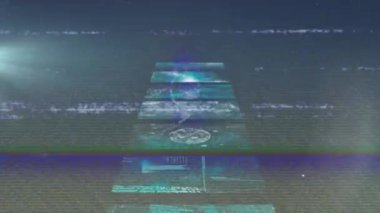 Arka plandaki ekranlarda veri işleme animasyonu. küresel dijital arayüz, veri işleme ve dijital olarak oluşturulan iletişim konsepti.