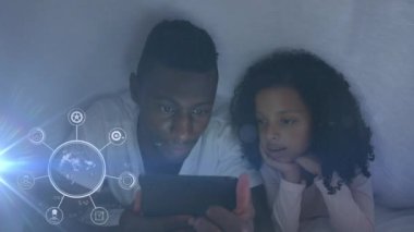 Gülümseyen Afrikalı Amerikalı baba ve kızının tablet kullanmasının animasyonu. birlikte boş zaman geçirmek, teknoloji ve boş zaman, dijital olarak oluşturulmuş video.