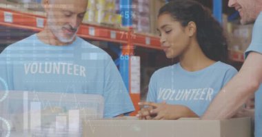 Depodaki bağışları kontrol eden erkek ve kadın gönüllülerle ilgili istatistiksel veri işleme. lojistik ve ulaşım sektörü kavramı