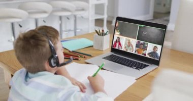 Liseli çocuk evde online ders için dizüstü bilgisayar kullanıyor. Çeşitli öğretmenler ve sınıflar ekranda. iletişim teknolojisi ve çevrimiçi ilköğretim konsepti, dijital kompozit video.