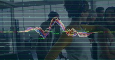 Ofiste çalışan iş adamları üzerinde finansal veri işleme animasyonu. küresel iş, bağlantılar, dijital arayüz ve teknoloji konsepti dijital olarak oluşturulmuş video.