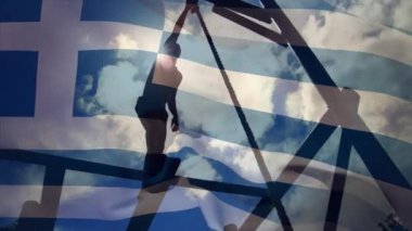 İp üzerinde egzersiz yapan askerin üzerinde sallanan Yunan bayrağının animasyonu. Vatanseverlik ve silahlı kuvvetler kavramı dijital olarak oluşturulmuş video.