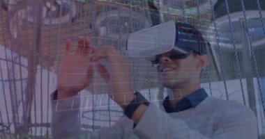 VR kulaklık kullanılarak işadamının finansal veri işleme animasyonu. küresel iş, bağlantılar, dijital arayüz ve teknoloji konsepti dijital olarak oluşturulmuş video.