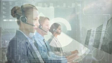 Ofiste çalışan iş adamları üzerinde finansal veri işleme animasyonu. küresel iş, bağlantılar, dijital arayüz ve teknoloji konsepti dijital olarak oluşturulmuş video.