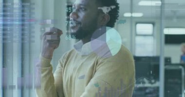 Ofisteki iş adamı düşüncesi üzerine finansal veri işleme animasyonu. küresel iş, veri işleme ve dijital arayüz kavramı dijital olarak oluşturulmuş video.