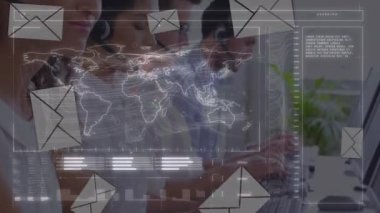 Ofiste çalışan iş adamları üzerinde finansal veri işleme animasyonu. küresel iş, bağlantılar, dijital arayüz ve teknoloji konsepti dijital olarak oluşturulmuş video.