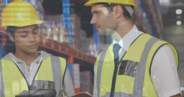 Depoda tartışan çeşitli erkek ve kadın yöneticilere karşı istatistiksel veri işleme. lojistik ve ulaşım sektörü kavramı