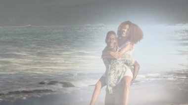 Mutlu Afro-Amerikan çiftin deniz aşırı sahillerde sırtına binmesi animasyonu. Birlikte boş zaman geçirmek, mutlu tatiller ve boş zaman, dijital olarak oluşturulmuş video.