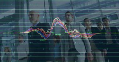 Ofiste çalışan iş adamları üzerinde finansal veri işleme animasyonu. küresel iş, bağlantılar, dijital arayüz ve teknoloji konsepti dijital olarak oluşturulmuş video.