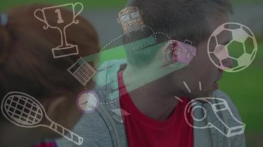 Okul eşyalarının animasyonu ve öğrenciler üzerinde grafikler. eğitim ve öğrenme kavramı dijital olarak oluşturulmuş video.