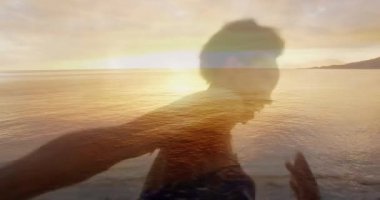 Afrika kökenli Amerikalı çiftin gün batımında deniz aşırı sahilde el ele tutuşması. Birlikte boş zaman geçirmek, mutlu tatiller ve boş zaman, dijital olarak oluşturulmuş video.